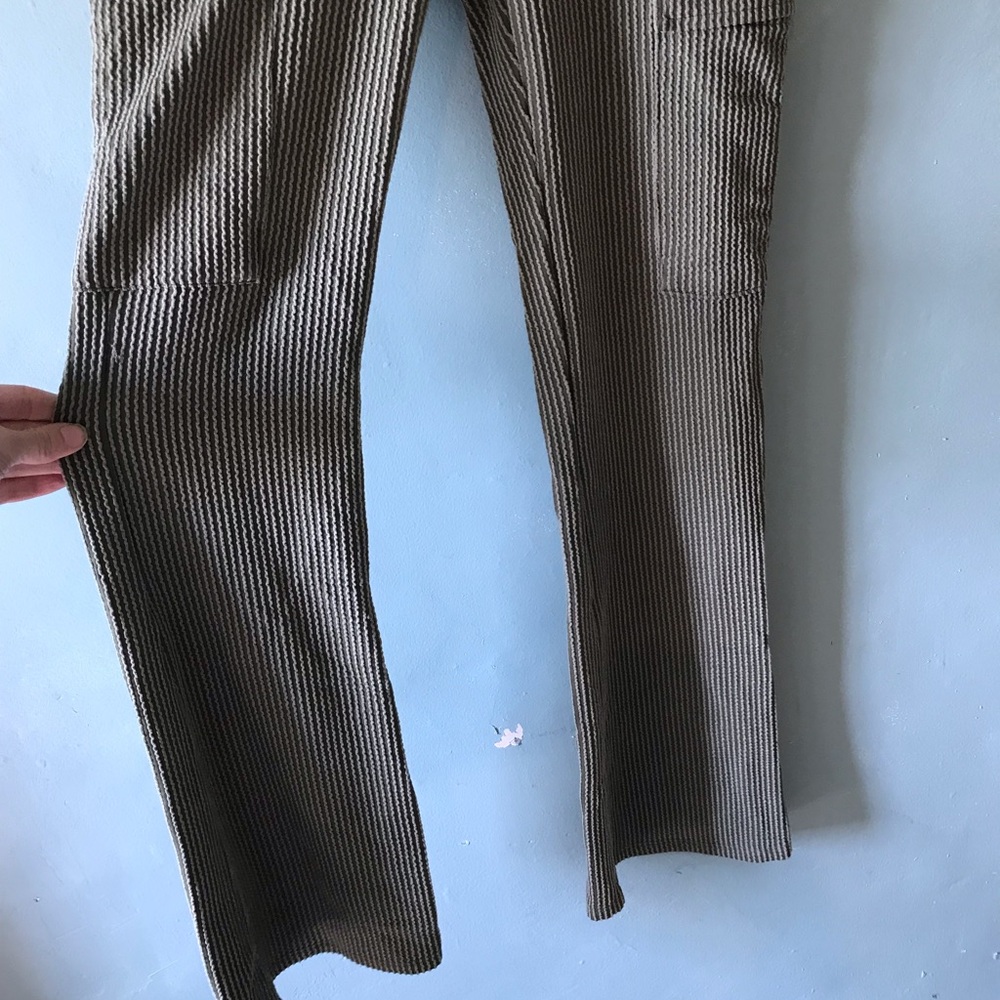 Wide-Leg Ribbed Cargo Pants in Olive - Picture 2 of 5